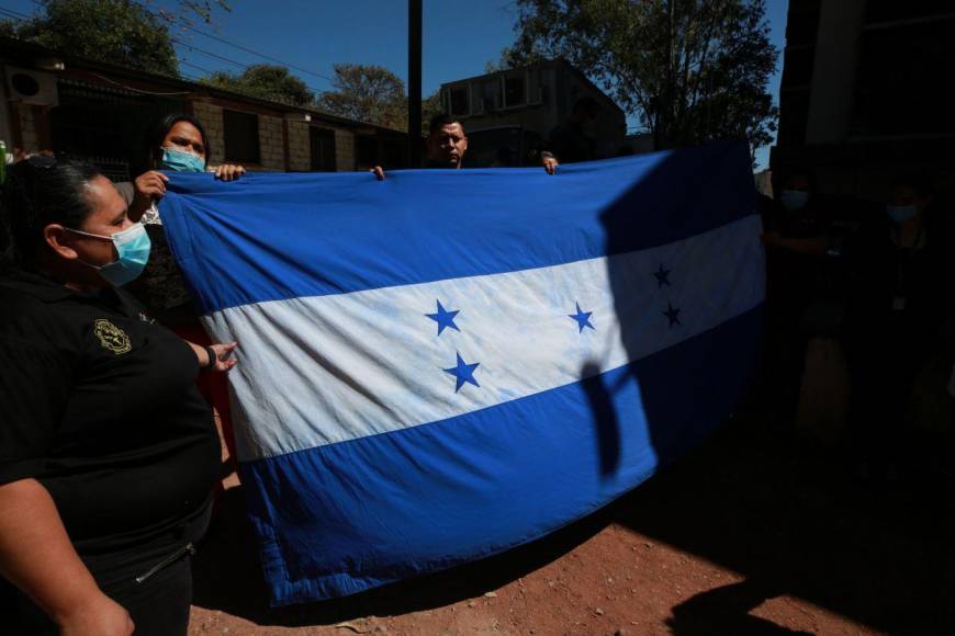 Con “cadáver” y quemas de llantas protestan empleados del MP por ajuste salarial