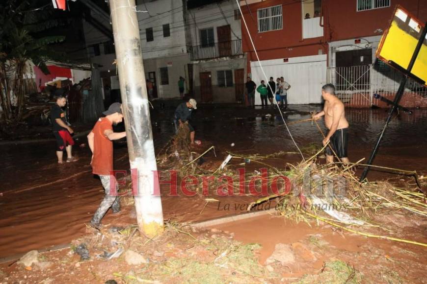 Carros atrapados y viviendas inundadas, las imágenes por las fuertes lluvias en la capital