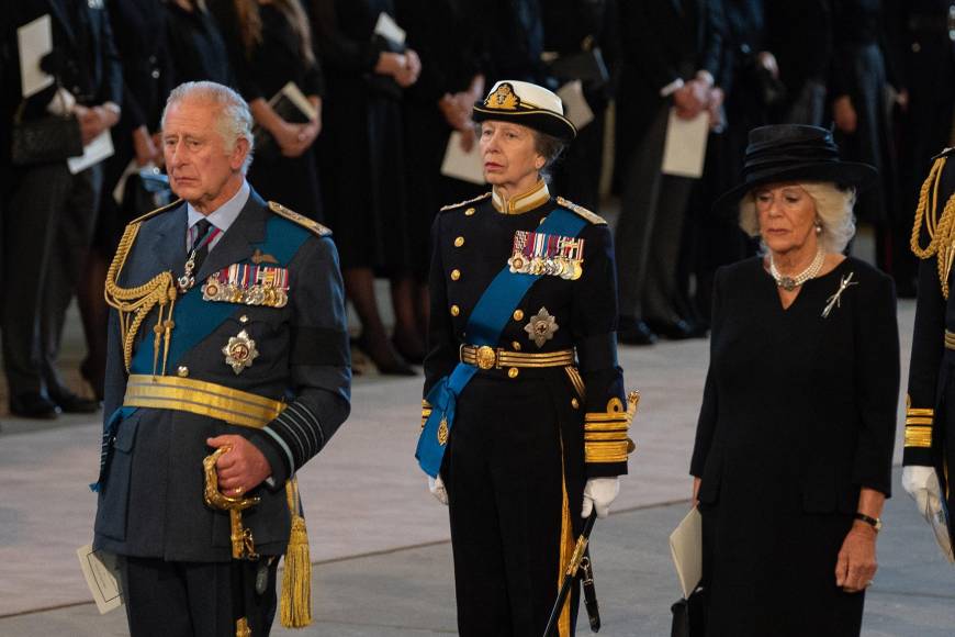 Los rostros de la familia real en el inicio del funeral de la reina Isabel en Londres