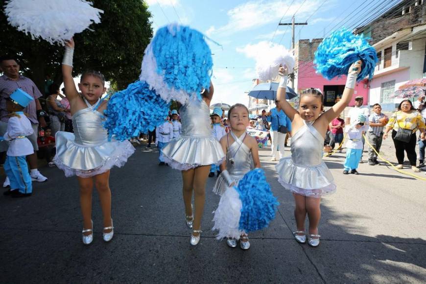 Pomponeras brillan en desfiles patrios del nivel prebásico en la capital