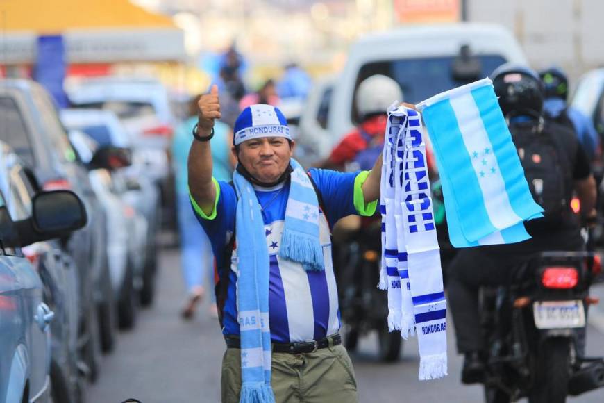 Vendedores ponen color y sabor en las horas previas al Honduras - Granada