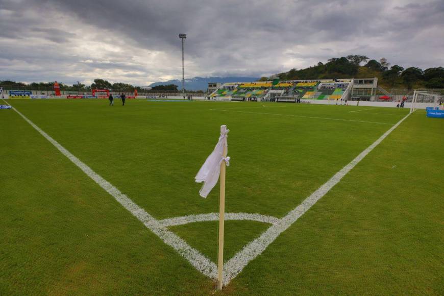 Largas filas para ingresar y con los elencos en el estadio: así es el ambiente que estremece el Carlos Miranda