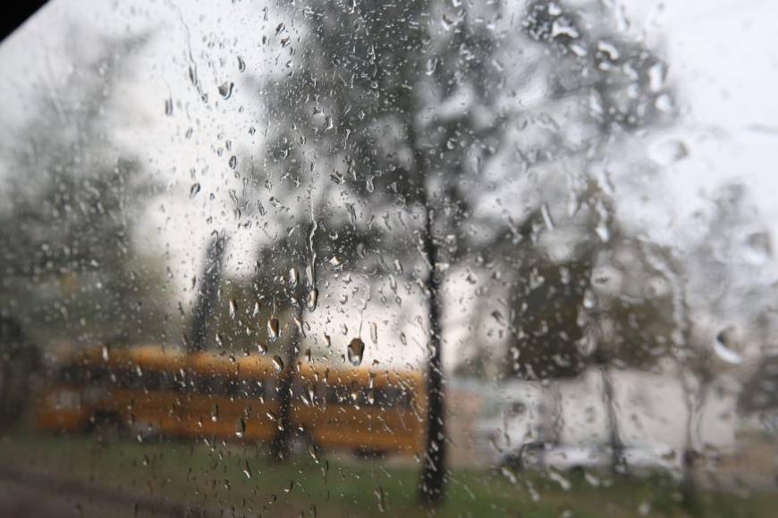 Tráfico e inundaciones dejó lluvia que azotó la capital