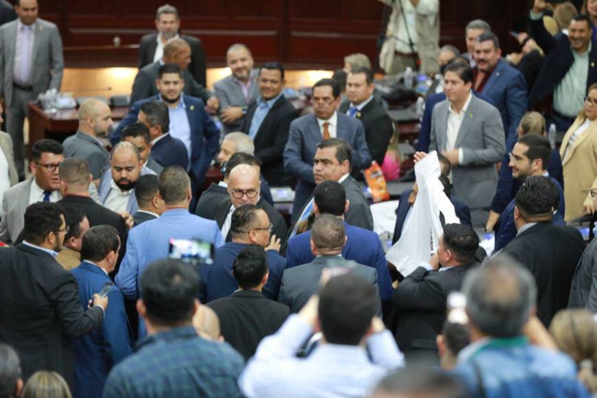 Por una camisa, diputados casi se van a los golpes en el Congreso Nacional