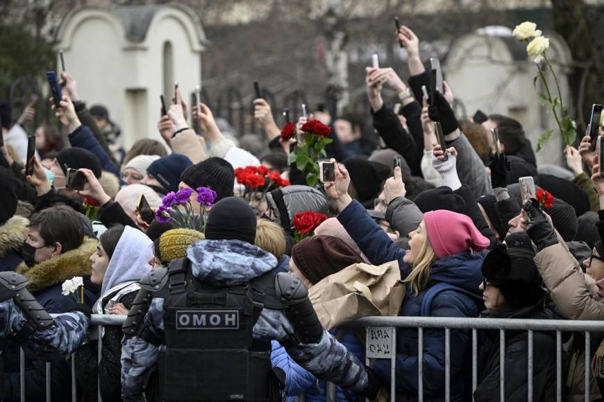 Miles asisten al funeral de Navalny en Moscú entre temores de arrestos