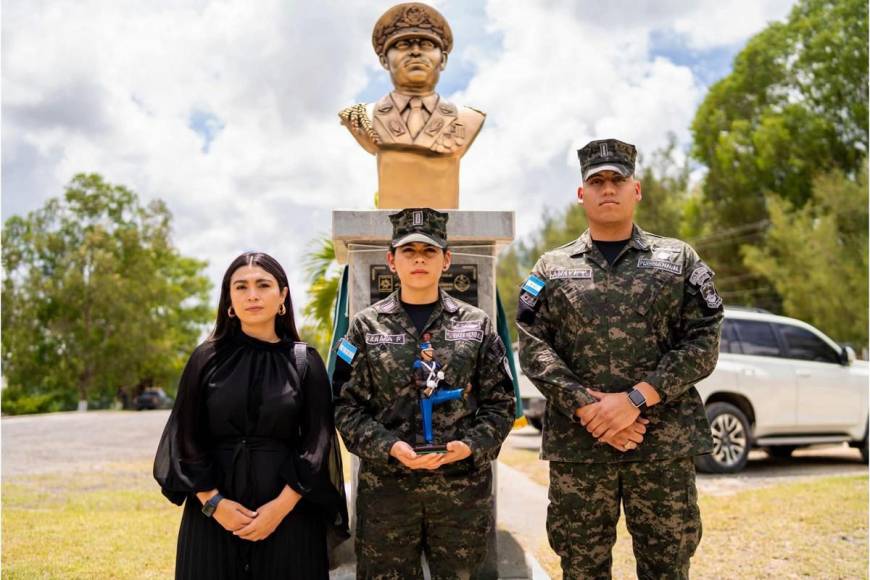 Develan busto en honor al zar antidrogas Julián Arístides González