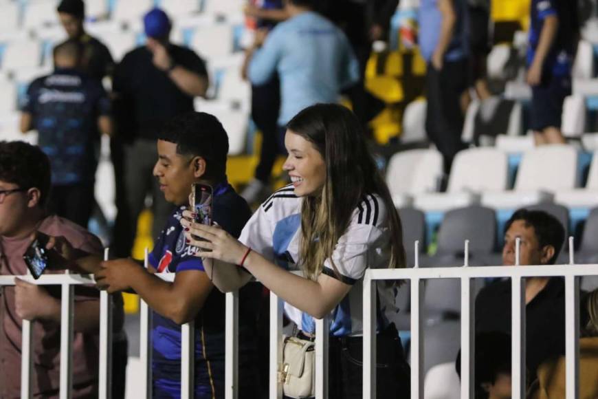 Beso de Auzmendi a aficionada y el niño que debutó con el Motagua