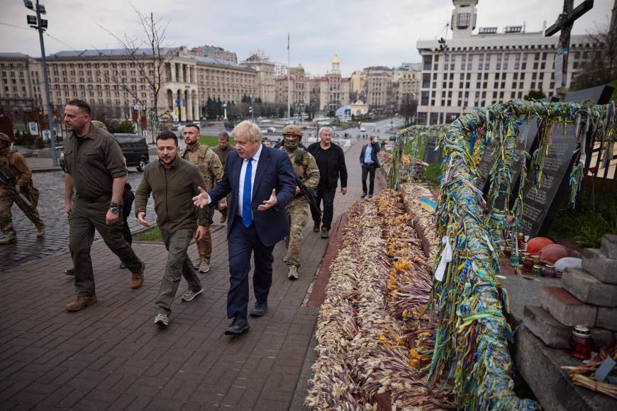 Johnson y Zelensky dieron un paseo por Kiev, la ciudad atacada por Rusia