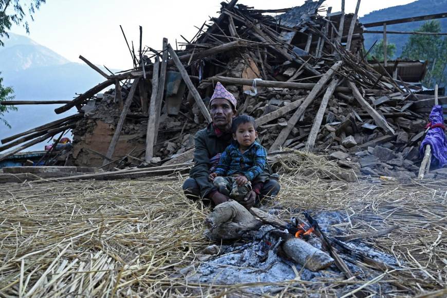 Chiuri, la aldea destruida por el sismo en Nepal, despide sus muertos