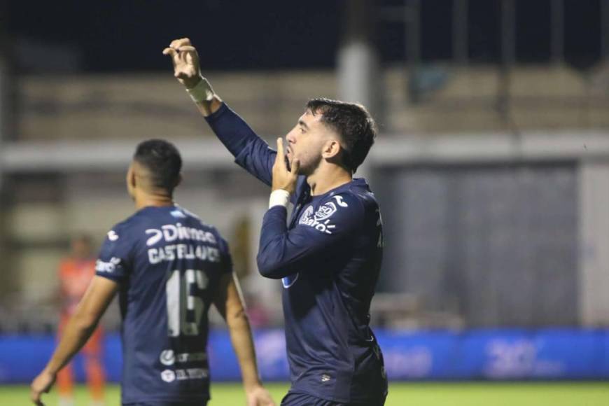 Beso de Auzmendi a aficionada y el niño que debutó con el Motagua