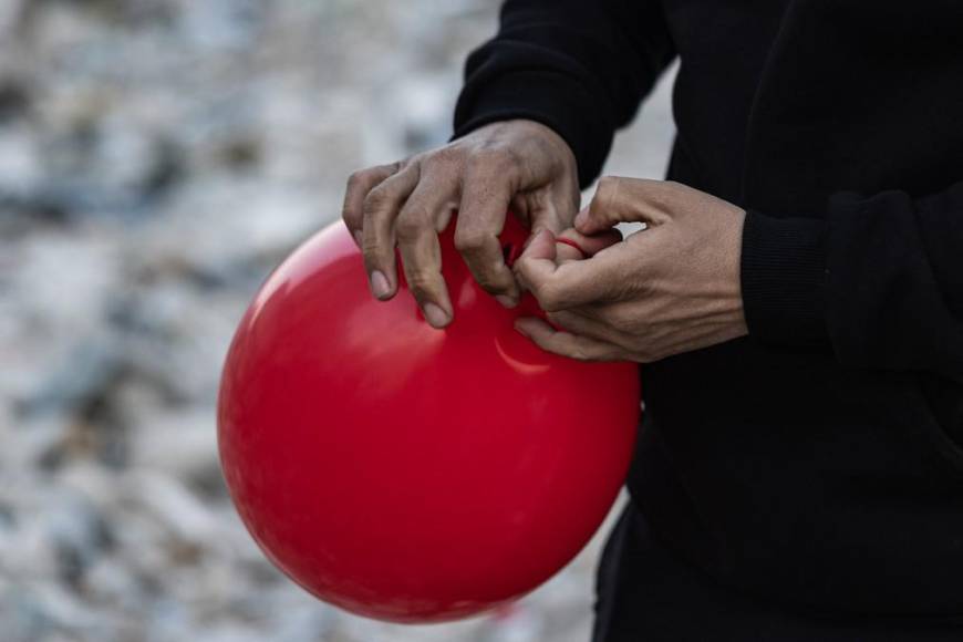 Con globos rojos rinden homenaje a los niños muertos en el terremoto de Turquía