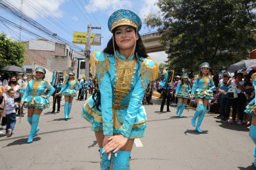 Valeria Chirinos, la palillona que rindió homenaje a la Bandera con su traje turquesa