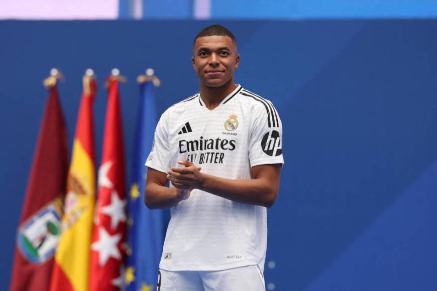 Mbappé imitó a Cristiano Ronaldo en su presentación con Real Madrid y el regalo de Florentino