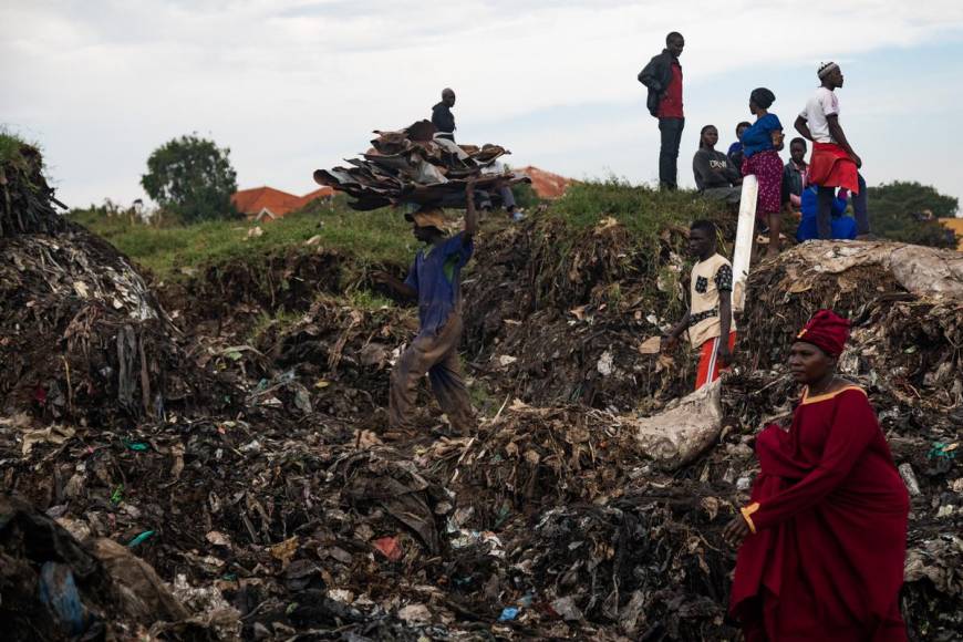 Terror y desesperación en derrumbe de vertedero en Uganda