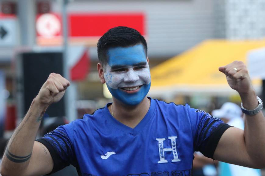 Fiesta bicolor: así se vive el ambiente en las afueras del Estadio