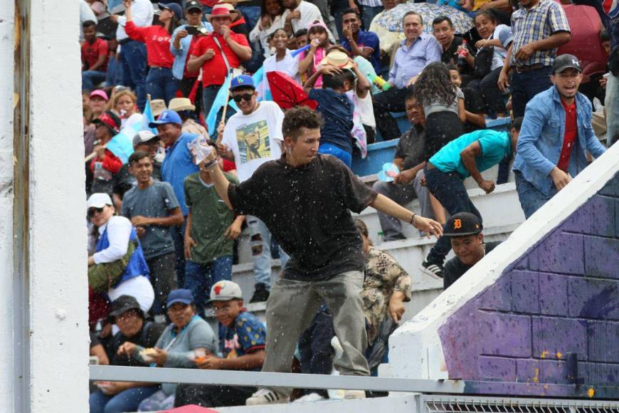 Varios detenidos durante disturbios en marcha de la resistencia dentro del Estadio Nacional