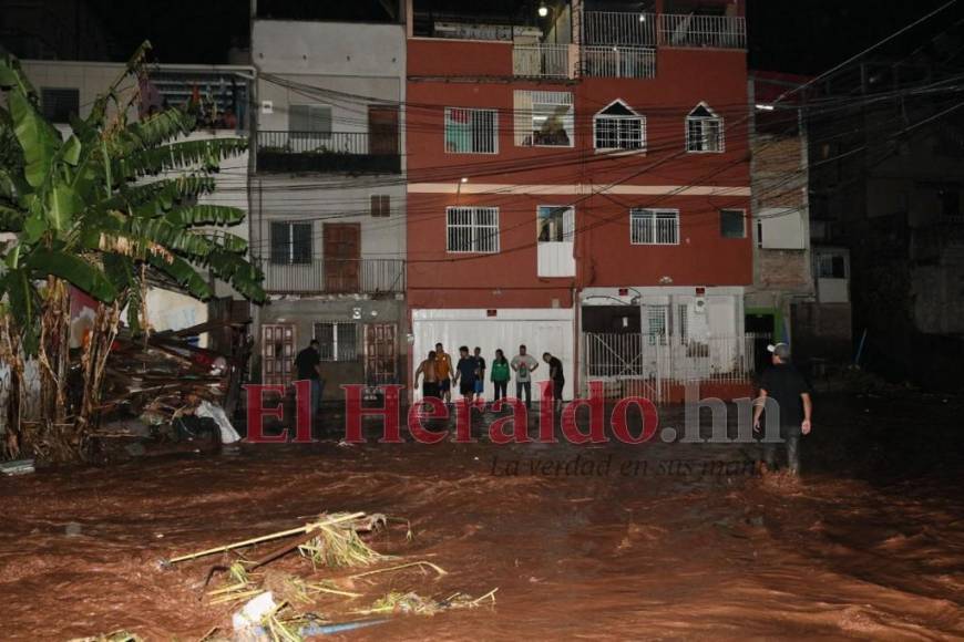 Carros atrapados y viviendas inundadas, las imágenes por las fuertes lluvias en la capital