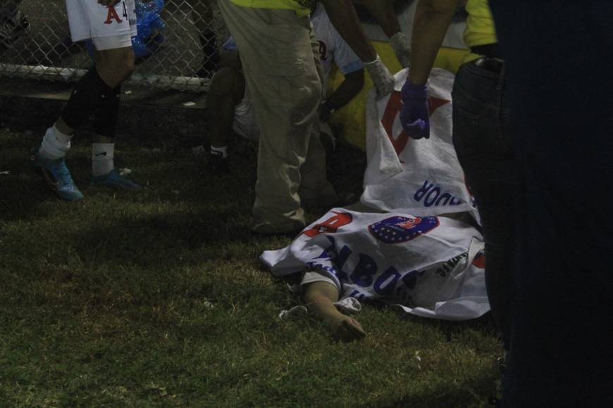 Desesperación, llanto y muerte deja estampida en el estadio Cuscatlán de El Salvador