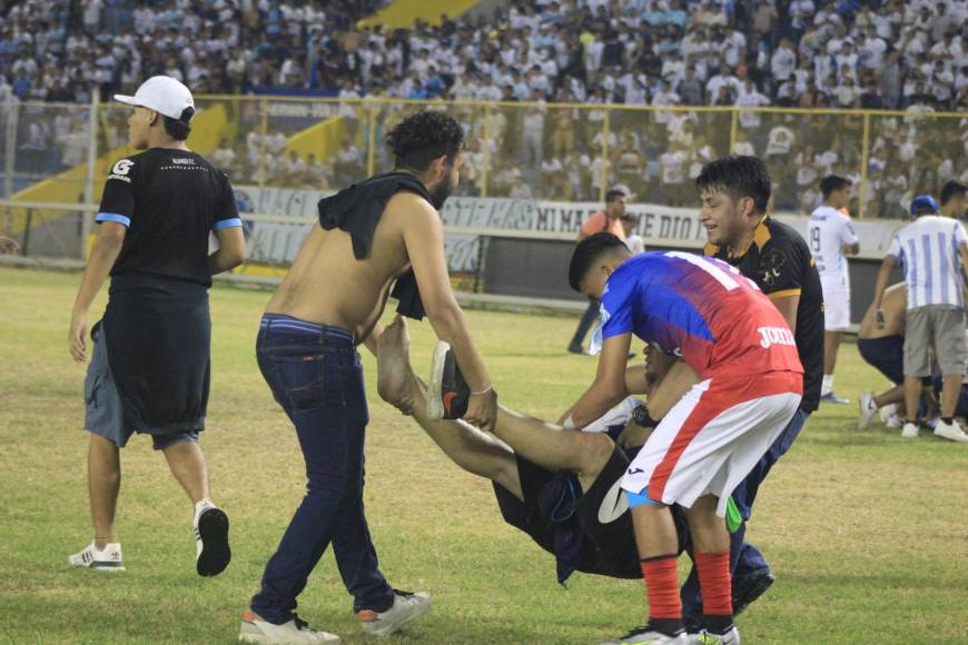 Desesperación, llanto y muerte deja estampida en el estadio Cuscatlán de El Salvador