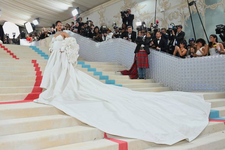 Rihanna, criticada por llegar tarde, lució espectacular en la Met Gala 2023