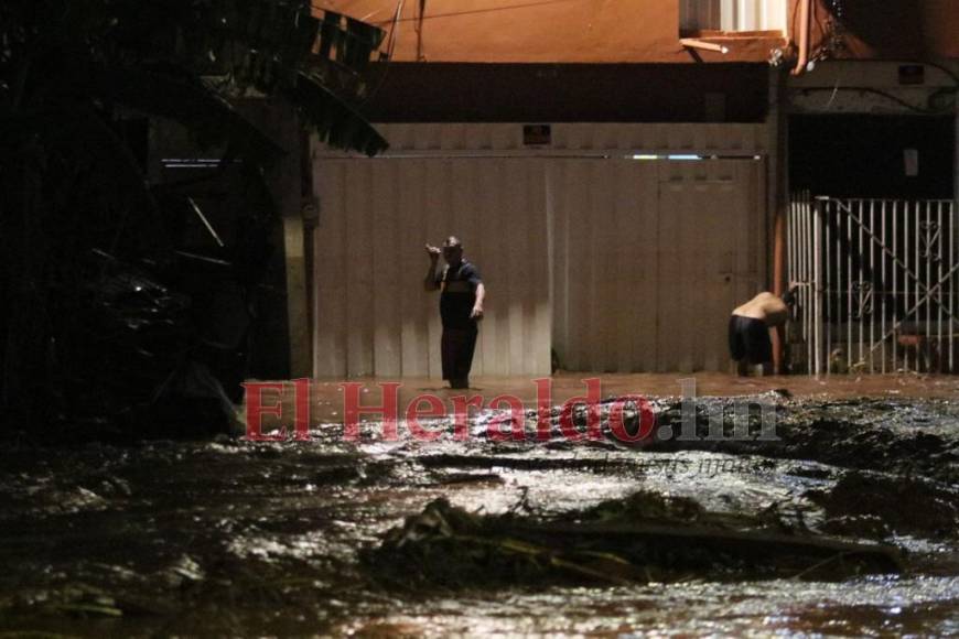 Carros atrapados y viviendas inundadas, las imágenes por las fuertes lluvias en la capital