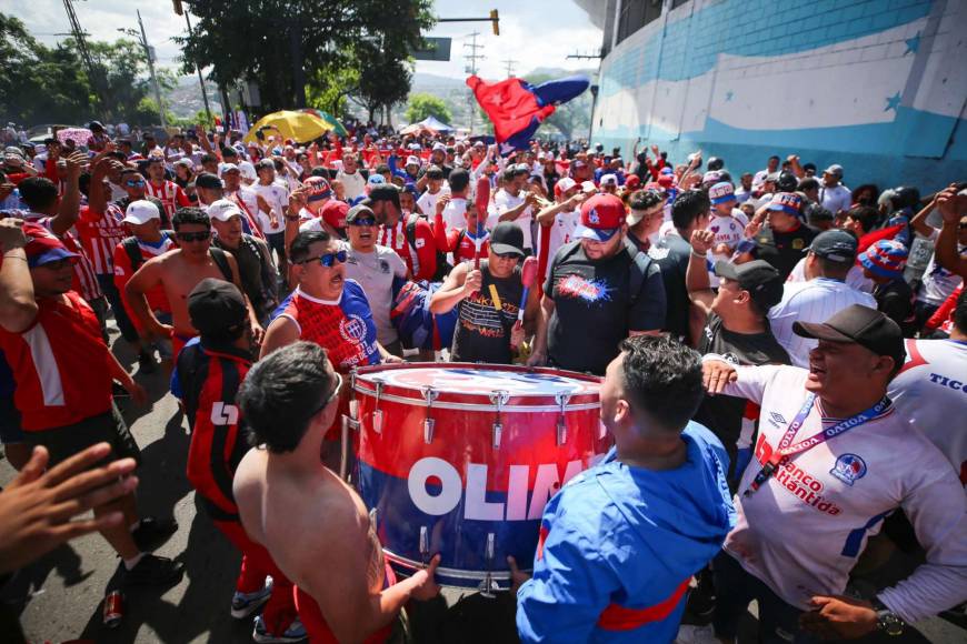 Olimpia - Motagua: ¡Ambientazo! Llegada de la Ultra Fiel al Estadio Nacional para el clásico