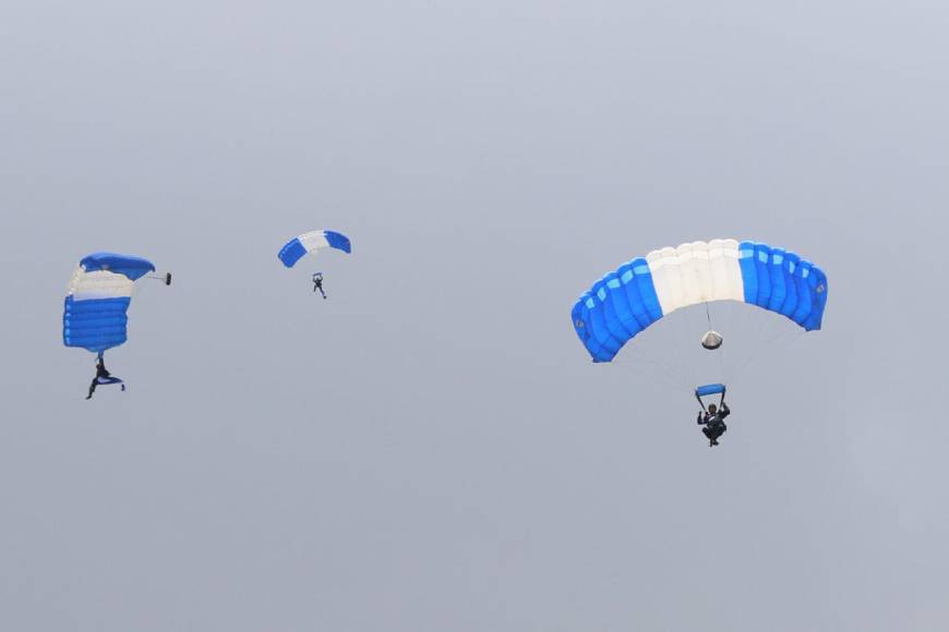 ¡Impresionante! Así surcaron el cielo hondureño los paracaidistas en los desfiles patrios