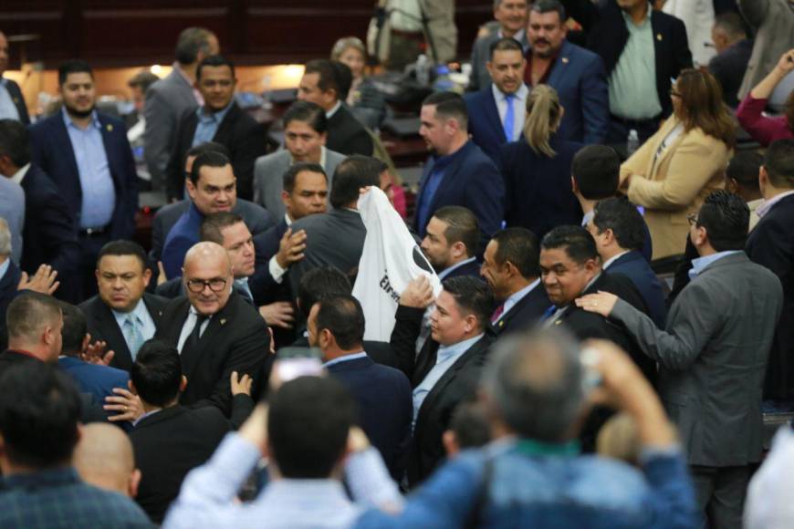 Por una camisa, diputados casi se van a los golpes en el Congreso Nacional