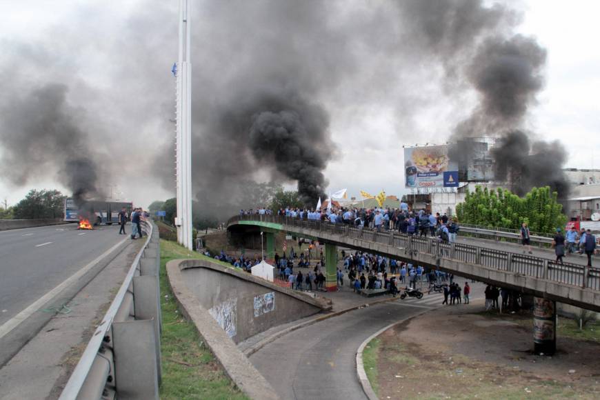 Golpes y pedradas recibió el ministro de Seguridad de Argentina en protesta de choferes de autobús