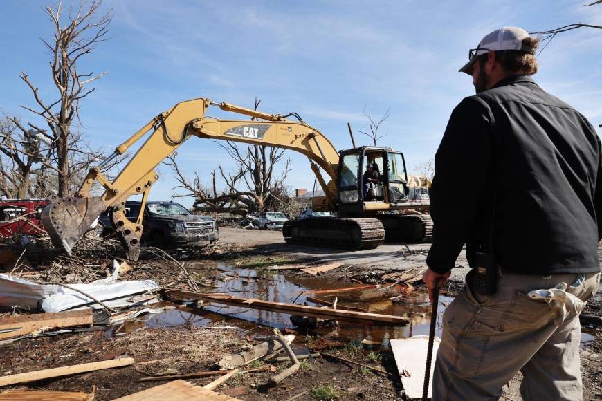 En Misisipi hay “zona de guerra” tras el paso de un mortal tornado