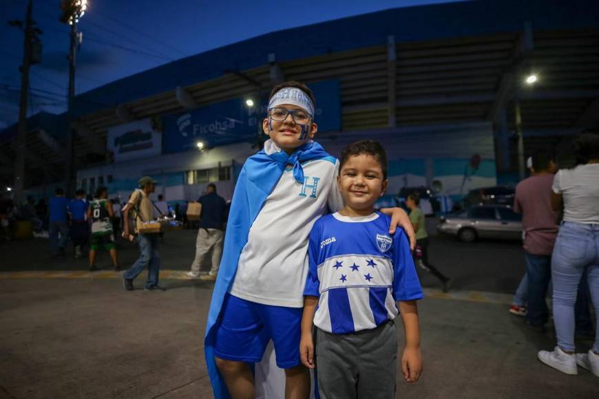 ¡En familia y con toda la emoción! Aficionados llegan al estadio para apoyar a la H