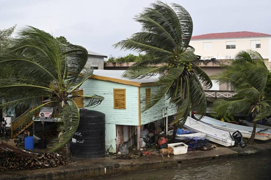 Inundaciones, casas sin techos y sin energía eléctrica dejó Lisa a su paso por Belice