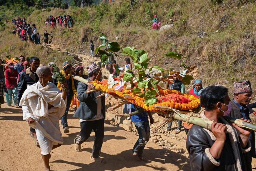 Chiuri, la aldea destruida por el sismo en Nepal, despide sus muertos