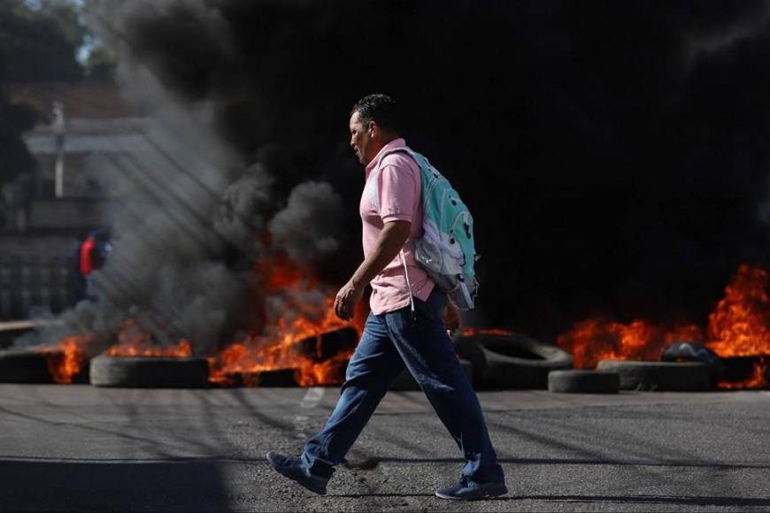 “Que nos paguen, que nos paguen” exigen en protesta empleados del Sanaa