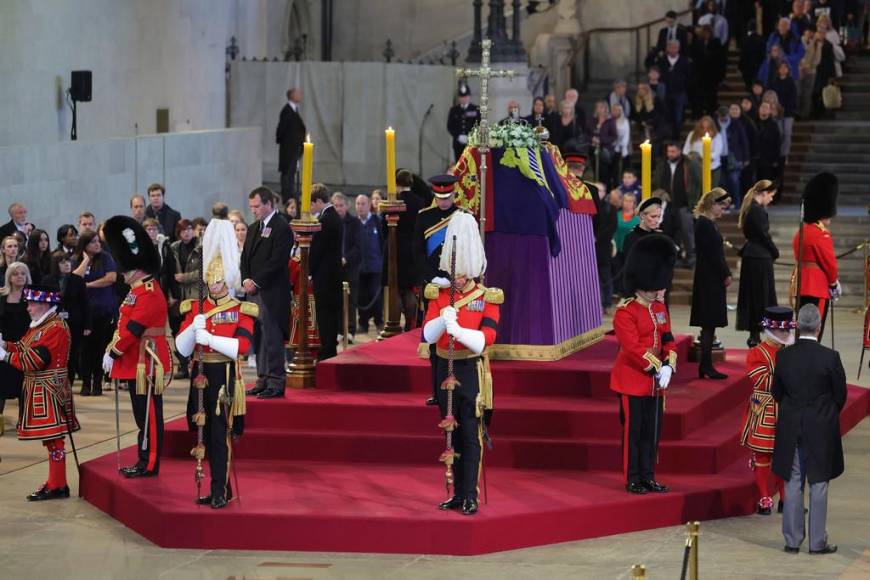 Tristes, cabizbajos y Harry vestido de militar: Así fue la vigilia realizada por los ocho nietos de Isabel II