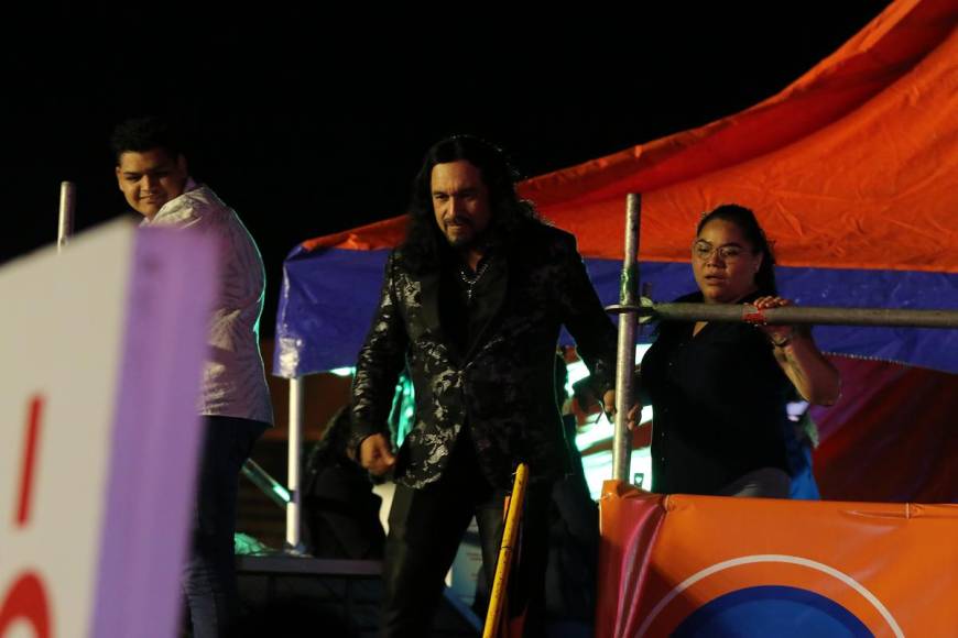 El Buki enamora a Honduras con romántico concierto en Tegucigalpa