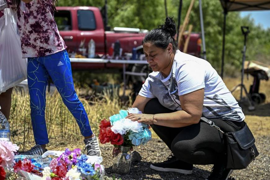 Altares, veladoras y oraciones, así rinden homenaje a migrantes que murieron en tráiler en Texas