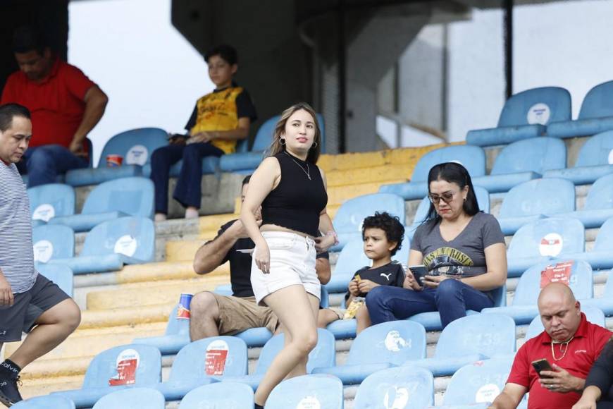 Belleza y pasión por sus equipos: el ambiente en el Real España vs Motagua