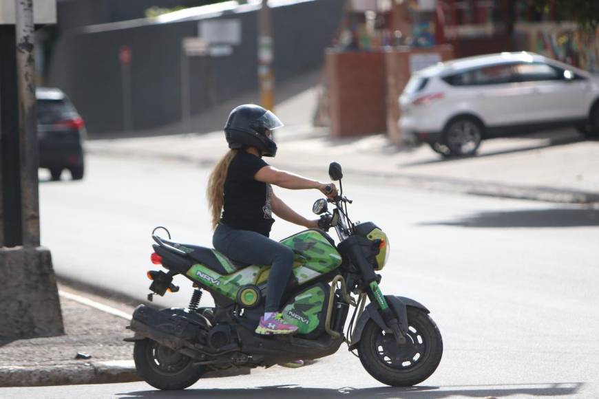 Prudencia al volante: las mujeres marcan la diferencia en el manejo de motocicletas