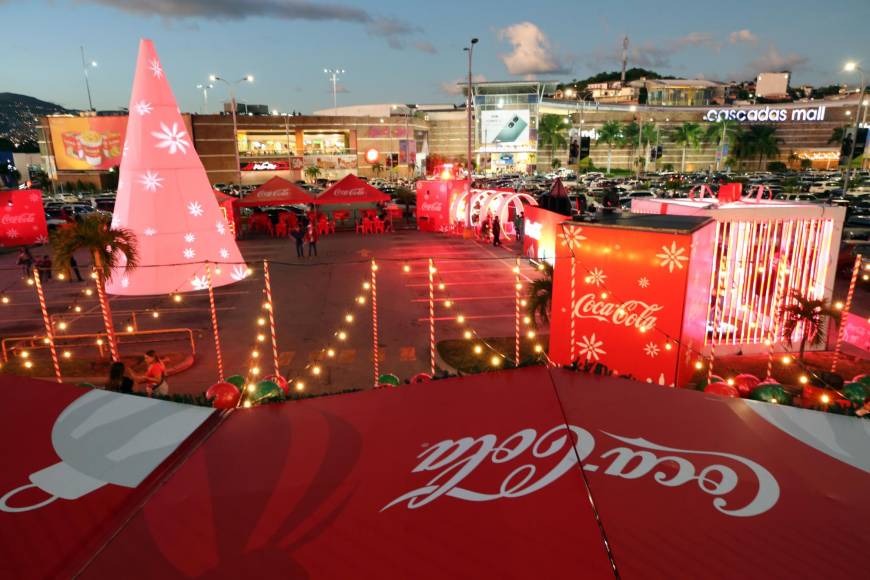 Mágica caravana navideña de la Coca Cola recorre la capital