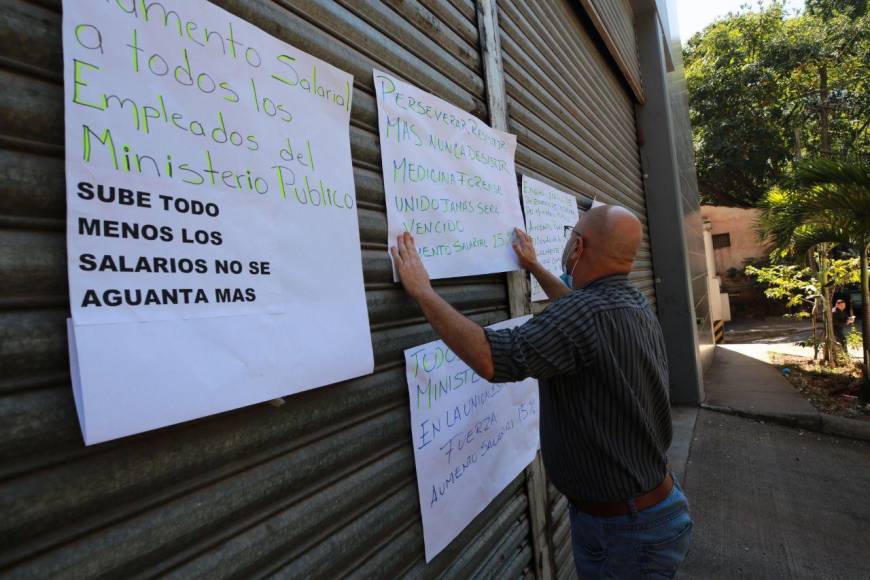 Con “cadáver” y quemas de llantas protestan empleados del MP por ajuste salarial