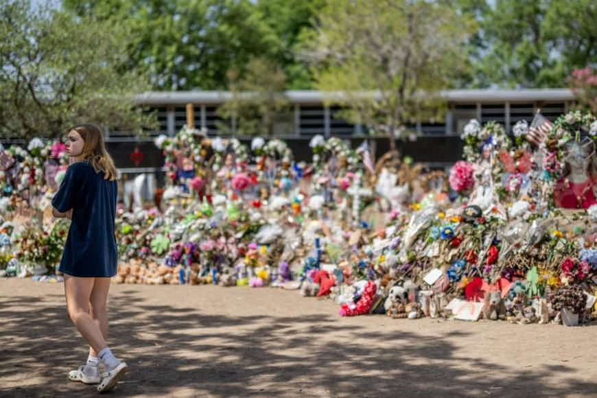 “Nunca podrías pedirle a un niño que regrese”: Alcalde de Uvalde demolerá escuela donde ocurrió masacre