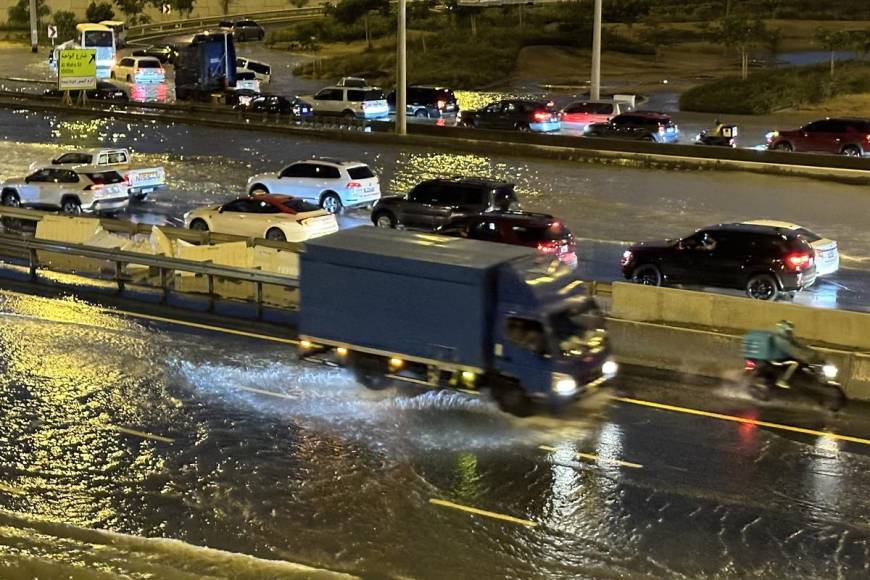 Inusuales tormentas inundan Dubái en menos de 12 horas