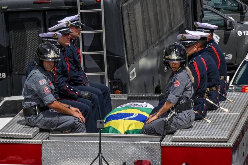 Una abatida Brasil se quiebra ante el último adiós a Pelé