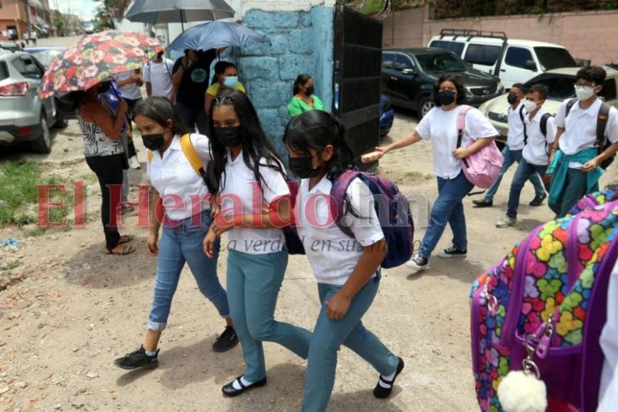 Colegiales vuelven a lucir su uniforme en el retorno a clases en la capital (Fotos)