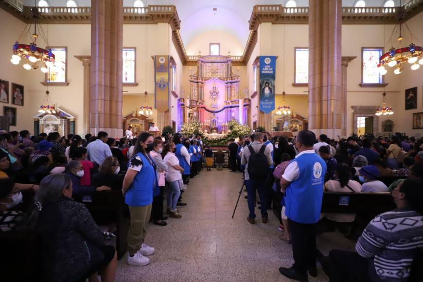 Ofrendas y promesas: imágenes de la eucaristía por el 276 aniversario del hallazgo de la Virgen de Suyapa