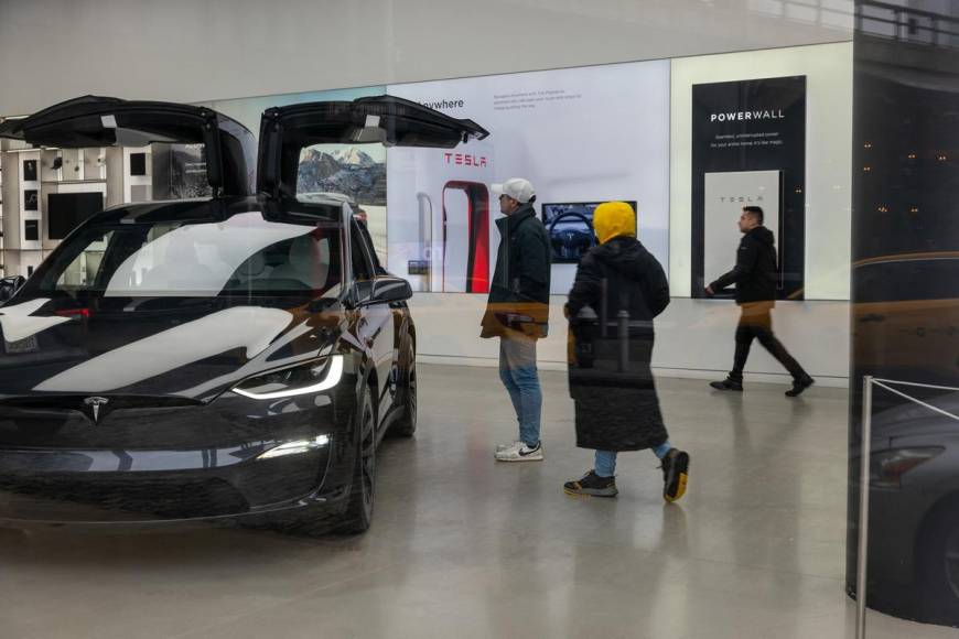 Tesla decepcionó en 2023 y avizora un 2024 aún peor