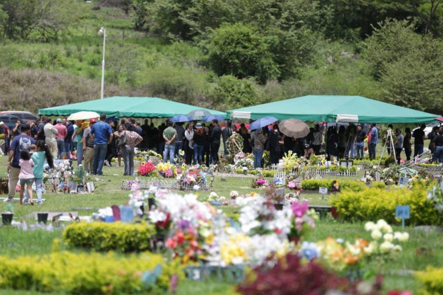 Sin poderlos ver, familiares de jóvenes asesinados tras mudanza realizan entierros