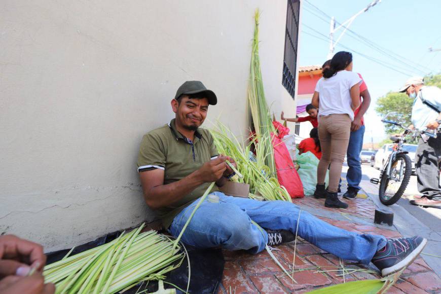 Familias enteras reviven en Comayagua tradicional venta de palmas previo a Domingo de Ramos