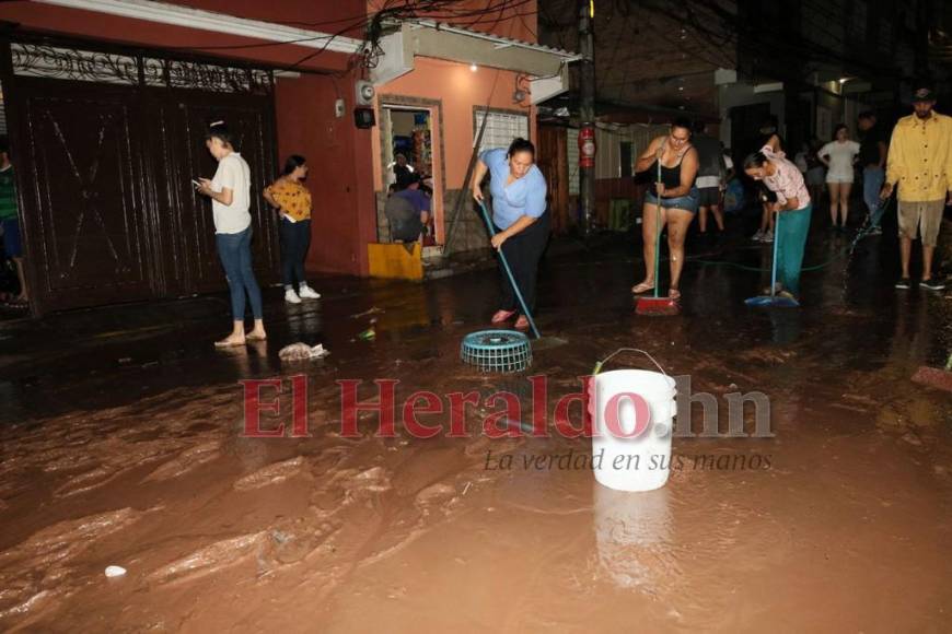 Carros atrapados y viviendas inundadas, las imágenes por las fuertes lluvias en la capital